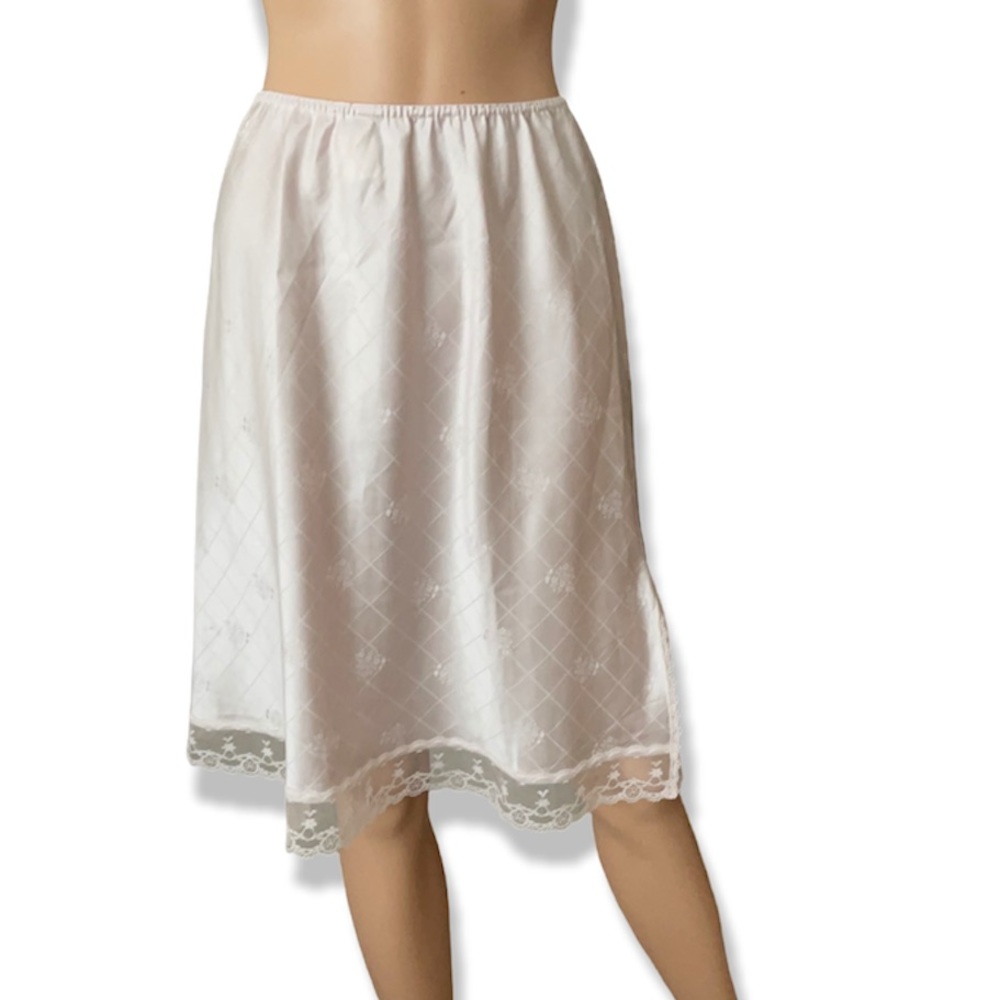 Vintage Deena 60’s soft pink pattern slip